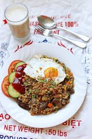 Bahan.nasi ayam di potong kecil di bumbui kecap asin.daging ikan yg udah di goreng. Nasi Goreng Daging Ang Sarap
