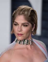 Selma Blair Stars In The Season 9 Episode The One With Christmas In Tulsa In Friends Chandler Is Forced To Work Th Selma Blair Celebrities Charlie Sheen