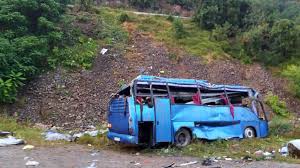 Bulgarien liegt in einer seismisch aktiven zone, weshalb es zu erdbeben kommen kann. Bulgarien Bus Sturzt 20 Meter In Die Tiefe 16 Menschen Sterben