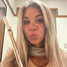 Samantha Barringer's Instagram, Twitter & Facebook