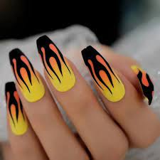 Atrévete a llevar diseños de uñas que están marcando tendencia en el 2020 ¡echa un vistazo y seguro que más de una te va a encantar! Yellow Orange Ombre Faux Ongles Fire Matte Black Flame Fake Nails Extra Long Coffin Shape Ladies Unas De Maquillaje Disenos De Unas Mate Manicura De Unas