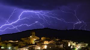 Detta ledde till översvämningar, ett blixtnedslag i ett hus och att räddningstjänsten fick åka ut och såga träd som fallit. Foton Blixtnedslag Himmel Pa Natten Hus Stad Naturliga 5526x3108