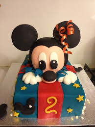 Gateau Cadeau Et Mickey Les Gateaux De Ka Gateau Mickey Mouse Mickey Mickey Mouse