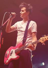 Slim body, light brown eyes, light brown hair & hairstyles: 400 Blink182 Ideas Blink 182 Tom Delonge Blink 182 Tom