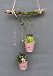 Fensterhanger Mit Zwei Kleinen Eimerchen Eimerchen Gefullt Mit Blumendeko Aufgehangen Am Birke Fruhlings Dekoration Dekoration Garten Beton