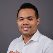 Amar pela Metade” já está disponível em todas as plataformas digitais 😍  Quem já ouviu? Deixamos algumas das imagens deste videoclipe gravado em  Timor para vocês ❤️‍🔥 📸 @ritasxs #calema #voyage #amarpelametade #