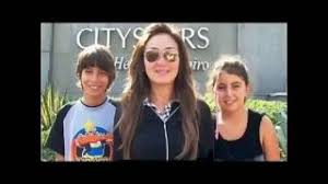 Abo shanab ملازم أول عصمت أبو شنب (ياسمين عبدالعزيز) ضابطة شرطة تعمل في إحدى الوظائف اﻹدارية، وتحاول بشتى الطرق السعي للعمل في مهمات صعبة، وتأتي لها الفرصة سانحة بعد زيارة موظفة نافذة مختصة بحقوق المرأة لمكان عملها، وتلتحق للعمل مع الرائد. ÙŠØ§Ø³Ù…ÙŠÙ† Ø¹Ø¨Ø¯ Ø§Ù„Ø¹Ø²ÙŠØ² ÙˆØ²ÙˆØ¬Ù‡Ø§ ÙˆØ§ÙˆÙ„Ø§Ø¯Ù‡Ø§ ØªØ­Ù…ÙŠÙ„ Ø§ØºØ§Ù†ÙŠ Ù…Ø¬Ø§Ù†Ø§