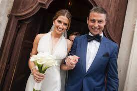 Si te falta tiempo o si buscás una boda exclusiva y personal, contratá a una wedding planner o organizadora que más encaje con tus deseos. My Wedding Day And What I Learned As A Bride Kate Waterhouse