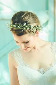 花嫁さんにぴったり 清楚で可愛いかすみ草で儚げヘアアレンジ marry マリー ウェディングヘア 花嫁 ウェディング ヘアスタイル