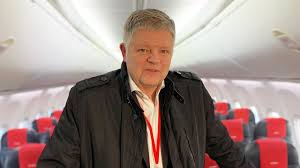 Jacob schram sidder selv i hjemmekarantæne, og fra computeren kunne han til et pressemøde fortælle, at situationen er aldeles kritisk for selskabet: Norwegian Vy Norwegian Sjef Jacob Schram Er Du Opptatt Av Klima Ta Flyet