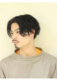 サイドと襟足は刈り上げて前下がりセンターパートスタイル ゆるめのランダムスパイラルパーマで毛先に動きを メンズ パーマ メンズ ヘアスタイル 髪型 メンズ