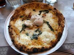 Se coloca la prepizza con la burrata distribuída sobre y ella y luego se le añade la provenzal y sobre ella se le colocan los tomates cherry cortados en pequeños círculos. Pizza Con Burrata Bild Von Pastoral Boston Tripadvisor