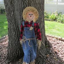 Scarecrows are great for frightening unwanted critters from your garden or adding some festive decor to your yard for fall, halloween or thanksgiving. 20 Fun Diy Scarecrow Crafts For Fall Decorating Diy Crafts