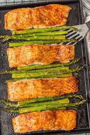 El salmón a la plancha es una de las recetas con pescado más fáciles que pueden existir. 25 Recetas Faciles De Salmon Para Preparar La Cena