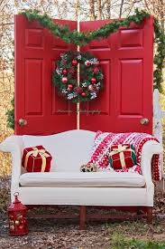 40 Christmas Photobooth Ideas That Will Be The Most Instagramable Corner In Your H In 2020 Christmas Photo Booth Outdoor Christmas Decorations Photo Backdrop Christmas