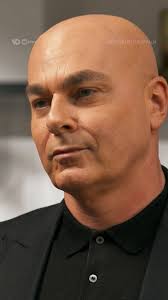 This couple is looking to maximise their space... their mirror space, that  is! Will a home transformation keep the removals van at bay? 🏡  #LoveItOrListIt