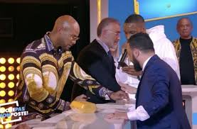 Les rediff en ligne ne sont mis à disposition que quelques temps. Video Tpmp C8 Booba Signe Le Contrat Pour Son Combat Contre Kaaris