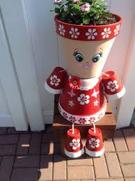 Les pots en terre cuite ont le charme d'un matériau naturel, mais présentent l'inconvénient de se couvrir facilement de dépôts blanchâtres de calcaire et 1 faites tremper les pots en terre cuite avant leur première utilisation. 1001 Inspirations Pour Une Decoration De Jardin A Faire Soi Meme Clay Pot People Clay Flower Pots Ceramic Flower Pots