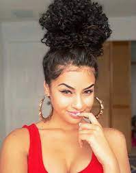 Her Bun Is Cute Com Imagens Cabelo Ideias De Penteado Penteado Cabelo Crespo