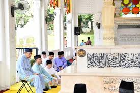 Fondly known as the 'blue mosque', the sultan salahuddin abdul aziz shah mosque is one of the largest mosques in southeast asia, with the capacity to accommodate 24,000 worshippers at any one time. Menziarahi Makam Almarhum Sultan Salahuddin Abdul Aziz Shah Alhaj Inisiatif