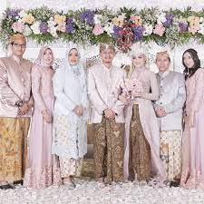 Tidak sedikit ditemui pasangan suami istri yang rentan usianya. Model Baju Untuk Orang Tua Pengantin Model Baju Trend 11 Baju Orang Tua Pengantin Diary Hijaber