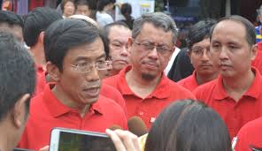 Chee soon juan was declared a bankrupt after failing to pay $500,000 in libel damages awarded to lee kuan yew and goh chok tong. Dr Chee Meets Elderly Resident Whose Family Lives On 2 Meals Per Day Because He Is Unable To Withdraw Cpf Savings The Independent Singapore News