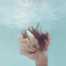 Delicate Underwater Portraits By Mallory Morrison Underwater Portrait Underwater Photography Digital Photography Lessons