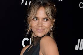 Halle berry a par ailleurs raconté un événement particulièrement traumatisant pour sa fille. Halle Berry Explique Qu Elle A Rase Une Partie De La Tete De Sa Fille Nahla