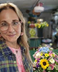 Hello everyone, doing a little bit of a different post than the regular day  to day flower shop post. Thought it would be nice to get to know your  florist in this