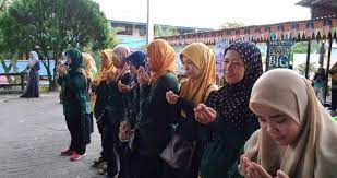 Ah, ibu khan lagi ke jogja, lagi pulangnya kan hari selasa. kugiring nursyifa ke kamarku, sampai di kamar kututup pintu dan langsung kusuruh nur untukmenanggalkan pakaiannya. Ibu Bapa Tongkat Sekolah