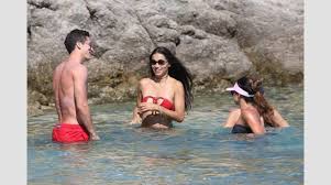 Y cuando ya creíamos que la impactante modelo brasileña adriana lima había conseguido la estabilidad con un anónimo boxe. Adriana Lima And Sami Khedira In Mykonos What S Going On Here Photos Video Protothemanews Com