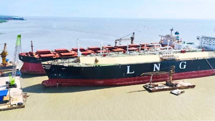 Rescue Operations at Shipbreaking Yard