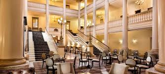 La ville est connue pour son centre de villégiature et sa station thermale parmi les plus chics du monde où se tiennent en outre plusieurs festivals internationaux  1 . Radisson Blu Badischer Hof Hotel Baden Baden Radisson Blu Badischer Hof Hotel In Baden Baden Mieten Bei Event Inc