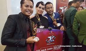 chorus a e f#m b cinta lelaki teragung e g#m c#m c# membuat aku berbahagia f#m e a b kaulah kekasih di dunia a e a e dan di syurga a b oh kekasih. Malaysiakini Lelaki Teragung Dinobat Juara Ajl31