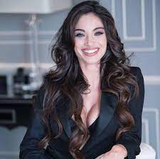 La loro relazione è iniziata prima della sua partecipazione ad amici 12, anche lorella boccia è un'ex concorrente e ora ballerina professionista, del programma amici di maria de filippi. Lorella Boccia La Ballerina Di Amici Al Settimo Cielo Un Programma In Tv E Le Nozze Gazzetta Del Sud