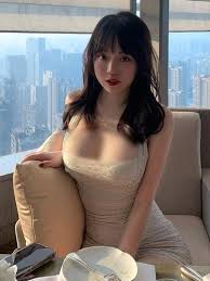 Hot girl siêu vòng một nghiện mốt xẻ sâu khoe dáng gợi cảm