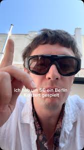 Um uns rum ist alles laut. Die Stadt ist wie ein Strudel. Wir zwei an der  Seitenlinie auf einer zerkratzen Ledercouch zwischen dunkelbraunen  Holztischen. Meine Zigaretten sind zum Teilen da. Deine Gefühle