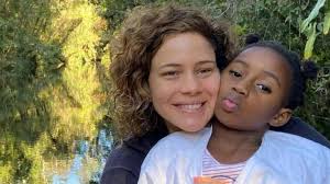 Conheça a filha de Leandra Leal: Julia foi adotada pela atriz aos dois anos 