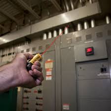 I think i liked the non dual range one better this one faked me out all the time but i may get the hang of it's sensitivity to lower range. Non Contact Voltage Tester Pen Dual Range With Laser Pointer Ncvt 5a Klein Tools For Professionals Since 1857