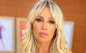 En las últimas horas karina gao, influencer y cocinera del programa de telefe flor de equipo, comunicó a través de sus redes sociales que iba a ser inducida a un coma farmacológico después de. 56werrdijgvtrm