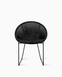 Sled base chairs ( also called cantilever or relax base seats ), lounge chairs for reception and waiting corners with or without arms, or chairs with upholstered seat and mesh on the backrest are elements of furniture designed to welcome customers, visitors and guests who come to the office for visits. Joe Dining Chair Sled Base Vincent Sheppard