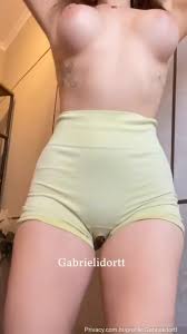 Gabrieli Dortt acabou sendo flagrada na internet mostrando sua bucetinha de  quatro com um rasgo no shorts - Xvideos