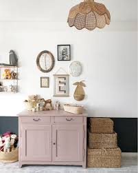 Chambre Denfant Avec Mur Moitie Blanc Et Moitie Bleu Debarras Rose Et En 2020 Chambre Bebe Meuble Decoration Chambre Enfant Chambre Enfant