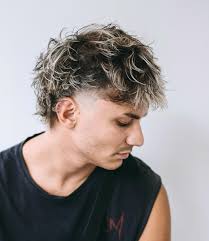 Il capello secco è un inestetismo frequente. Può colpire sia uomini che  donne, indipendentemente dall'età. Il capello appare sfibrato, spento,  opaco, in alcuni casi tende a spezzarsi. Le cause sono molteplici, tra