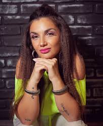 On 14 february 2020, she released a deluxe version of the album twerking queen titled twerking queen (el resto es nada). Who Is Elettra Lamborghini Private Life And Career All About The Queen Of Twerking Ruetir