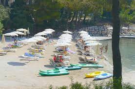 Otelin konumu crvena luka apartments & villas resort, biograd na moru konaklamanızda, denize sıfır ve vransko gölü doğa parkı ve marina kornati ile yakın mesafede sizi bekliyor. Crvena Luka Hotel Resort Ferien Kroatien Croaticum