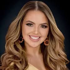 Daphne Peters's Instagram, Twitter & Facebook