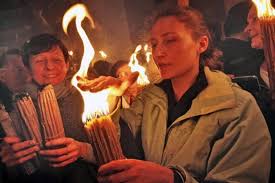 Sfânta lumină este cea mai evidentă minune care se petrece an de an la biserica sfântului mormânt din ierusalim, în sâmbăta dinaintea paștilor. Sfanta Lumina A Venit La Ierusalim Si In 2018 Video Ziarmm