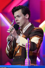No crop was made for this photo of brit award winner harry styles pic.twitter.com/afhwpoe7rq. Uiakj7ewqc2stm