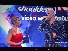 Kırmızı oda'da oynayan erkan petekkaya ise cinsel organını gösterdiği. Fenaaaturk On Twitter Acun Ilicali Kerimcan Durmaz A En Iyi Labunya Odulu Vermeliydi Bu Labunya Ya Sanatci Diyen Beyin Nakli Yaptirsin Https T Co Mqqvtdw3ys